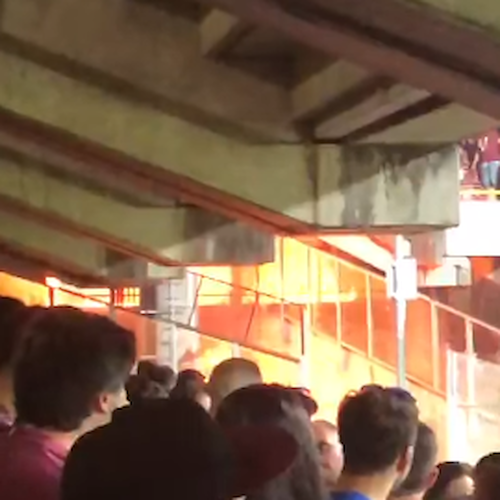 La Salernitana è salva ma che tensione all'Arechi: fumogeni in campo, incendio in curva