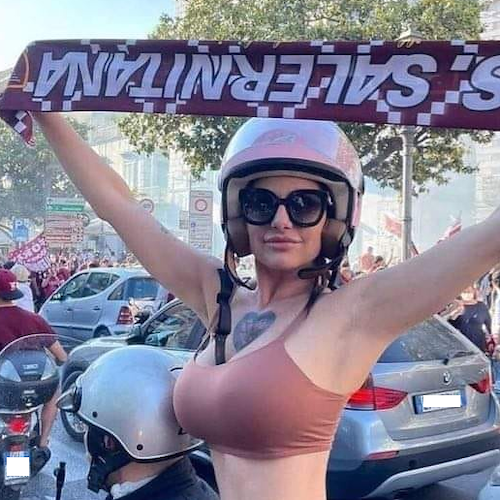 La Salernitana resta in A, Priscilla Salerno festeggia a seno nudo in via Roma 