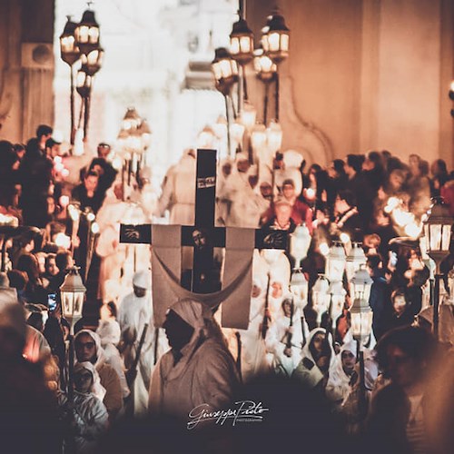 La seconda Pasqua senza battenti in Costa d’Amalfi, Reale: «Il vostro canto è la nostra storia»