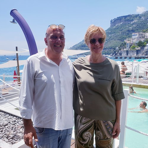 La Senatrice Roberta Pinotti si rilassa nella SPA sul mare della Costa d'Amalfi