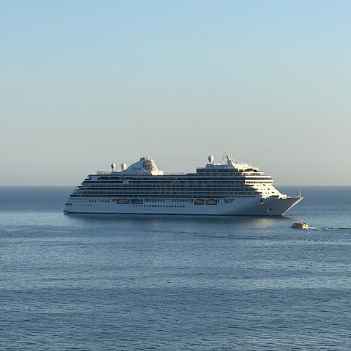 La "Seven Seas Splendor" fa ritorno in Costa d'Amalfi: è una delle navi da crociera più lussuose al mondo