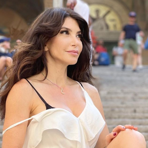 La showgirl Carmen Di Pietro turista ad Amalfi: «Qui ho trascorso la mia infanzia»