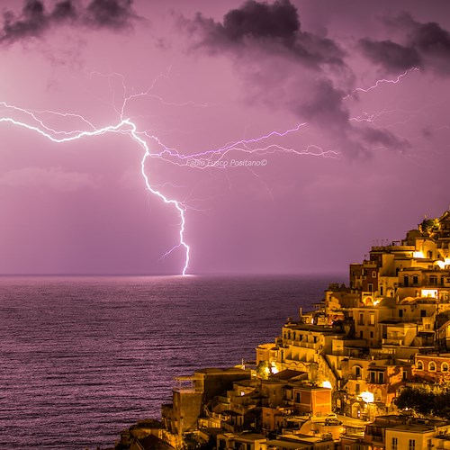 La stagione dei fulmini a Positano e la straordinaria bellezza delle fotografie di Fabio Fusco