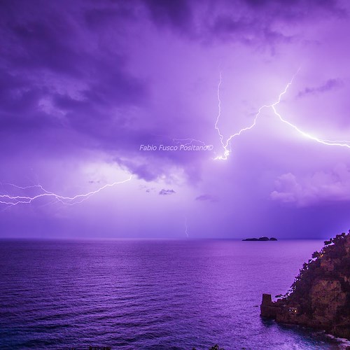 La stagione dei fulmini a Positano e la straordinaria bellezza delle fotografie di Fabio Fusco