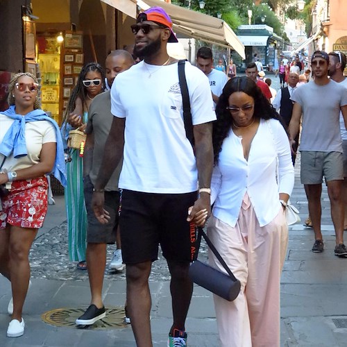 La star dell'NBA LeBron James è tornato a Positano, con lui la moglie Savannah