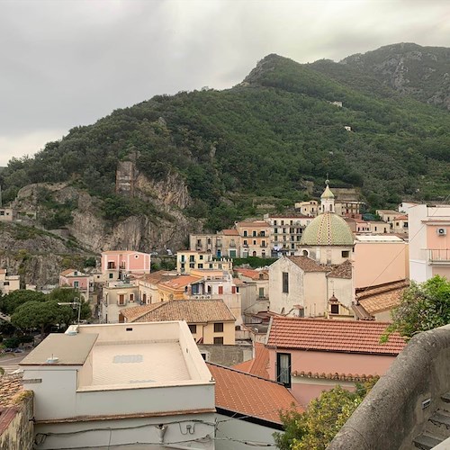 «La strada chiusa a Cetara è una mazzata al turismo della Costa d’Amalfi», Cirielli invia interrogazione al Governo