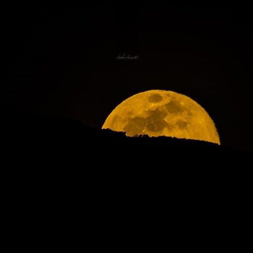 La Superluna brilla nel cielo della Costa d'Amalfi: le magnifiche immagini di Fabio Fusco