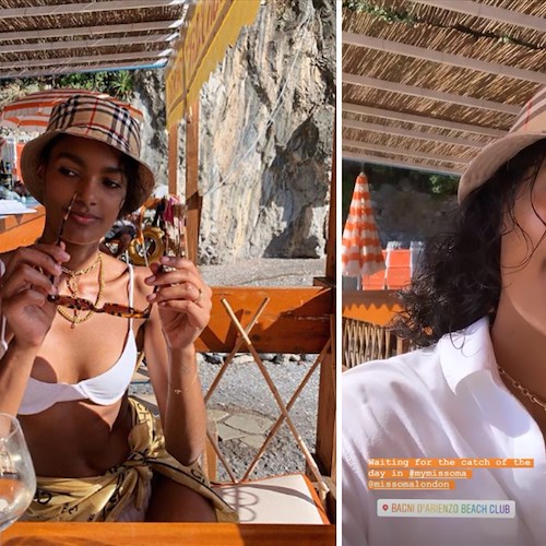 La supermodella Nadia Araujo si rilassa in spiaggia a Positano