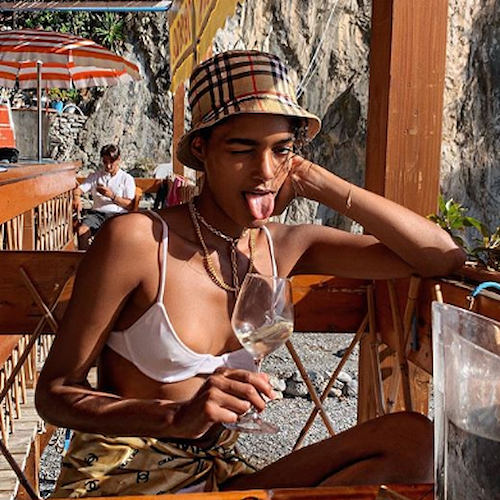 La supermodella Nadia Araujo si rilassa in spiaggia a Positano