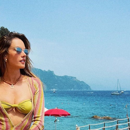 La top model Alessandra Ambrosio innamorata di Amalfi, su Instagram gli scatti della sua indimenticabile vacanza