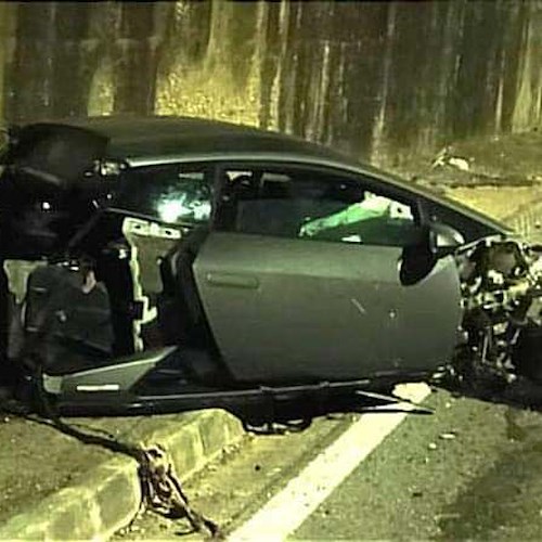 Lamborghini si schianta contro un muro a Bagnoli<br />&copy; Francesco Emilio Borrelli
