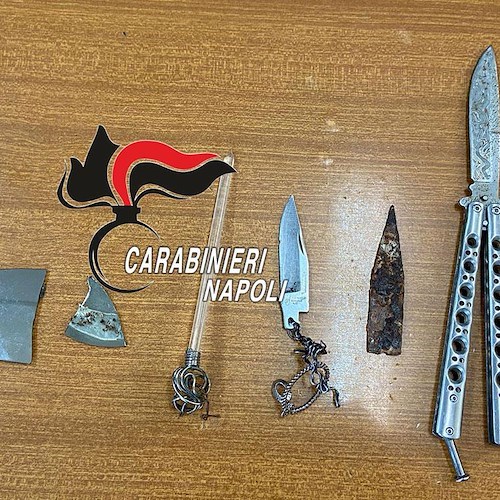 Lancia sassi contro auto in transito sulla Sorrentina e ferisce carabiniere: nelle tasche nascondeva varie armi da taglio<br />&copy; Carabinieri Napoli