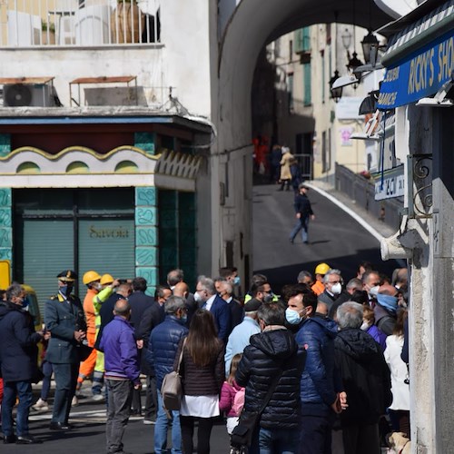 Lancio di uova contro i politici ad Amalfi, Cancelleri: «Errato accomunare i manifestanti all’unico “stupido”». Poi la frecciatina a De Luca