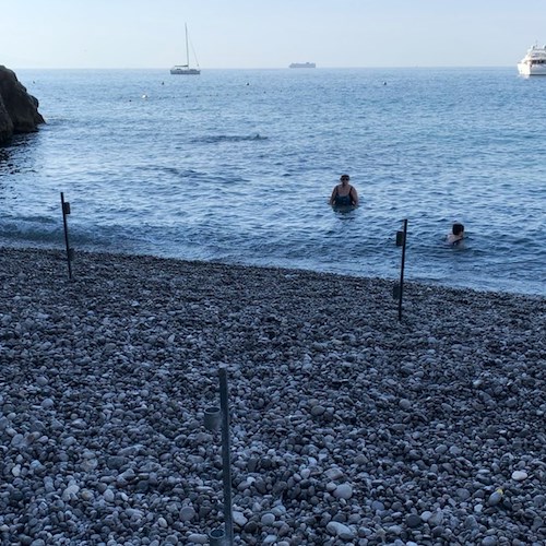 Lasciava in modo stabile i reggi ombrelloni sulla spiaggia libera, denunciato concessionario ad Amalfi