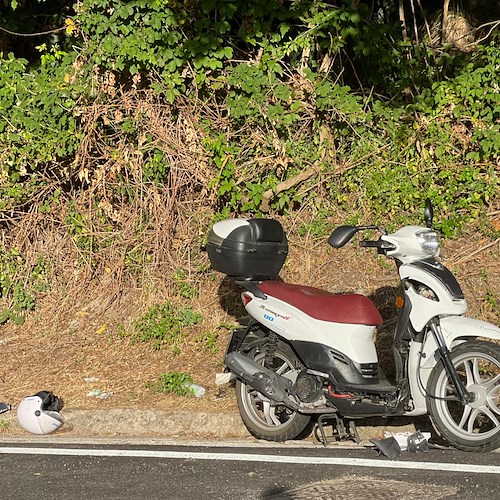 Laurito, turisti stranieri a bordo di uno scooter invadono la corsia opposta: inevitabile lo scontro con un altro mezzo /foto