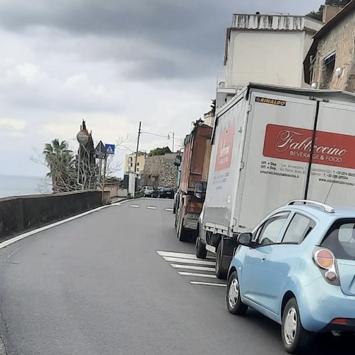 Lavori al costone tra Atrani e Castiglione: lunghe code in attesa della riapertura della strada