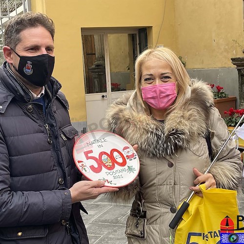 Le 500 Positano in allestimento "Natale" si trasformano in volano per attrarre turisti in Costiera Amalfitana /foto