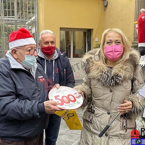 Le 500 Positano in allestimento "Natale" si trasformano in volano per attrarre turisti in Costiera Amalfitana /foto