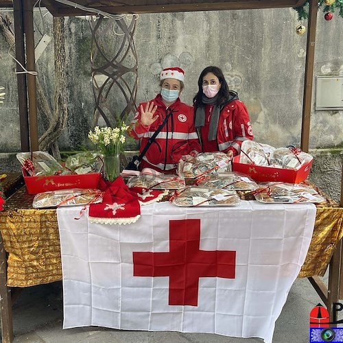 Le 500 Positano in allestimento "Natale" si trasformano in volano per attrarre turisti in Costiera Amalfitana /foto