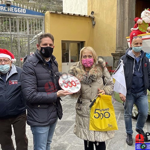 Le 500 Positano in allestimento "Natale" si trasformano in volano per attrarre turisti in Costiera Amalfitana /foto