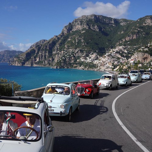 Le coloratissime Fiat 500 sfilano a Positano<br />&copy; Comune di Positano