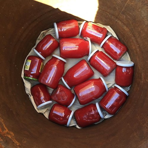 Le conserve di pomodoro in Costiera Amalfitana: una tradizione di agosto che si rinnova anche quest'anno /Foto Fabio Fusco