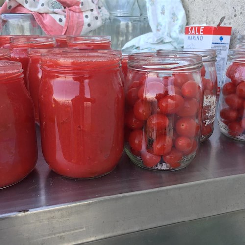 Le conserve di pomodoro in Costiera Amalfitana: una tradizione di agosto che si rinnova anche quest'anno /Foto Fabio Fusco