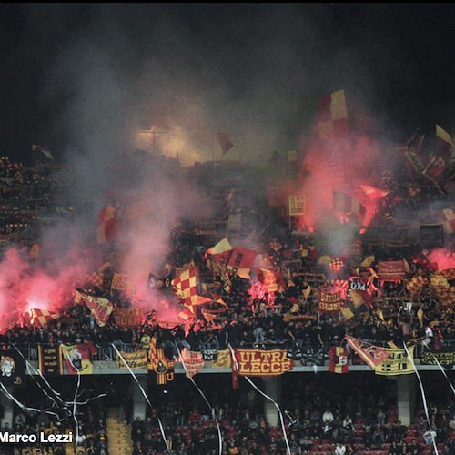 Lecce-Salernitana, tifoso leccese accusa malore in tribuna: soccorso da medico salernitano 