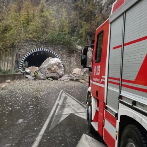 Lecco, frana sulla strada statale 36. Auto colpita con due passeggeri illesi 'miracolosamente'