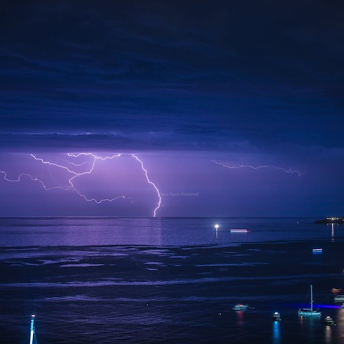 Li Galli illuminata da una scarica di fulmini, l'incredibile scatto di Fabio Fusco 