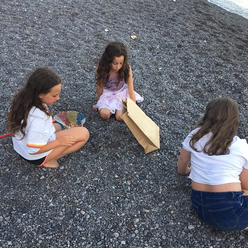 Lido Positano: bambine giocano a ripulire la spiaggia, il bel gesto premiato simbolicamente con un gelato /Foto