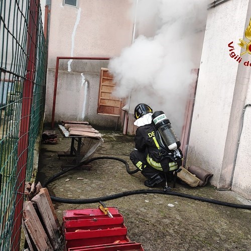 Lioni, incendio in una palazzina: donna bloccata nelle fiamme salvata dai vigili del fuoco 