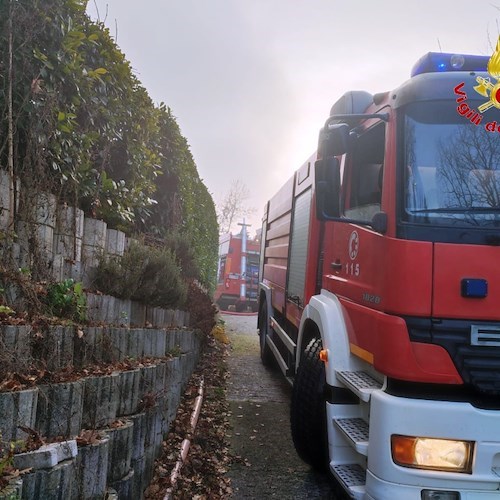 Lioni, incendio in una palazzina: donna bloccata nelle fiamme salvata dai vigili del fuoco 