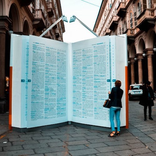 Lo scrittore Paolo Gambi si oppone all’abuso dell'inglese, ecco le 50 parole che possiamo dire in italiano