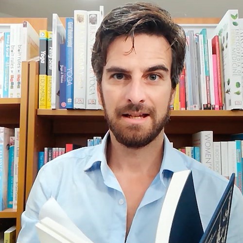 Lo scrittore Paolo Gambi si oppone all’abuso dell'inglese, ecco le 50 parole che possiamo dire in italiano