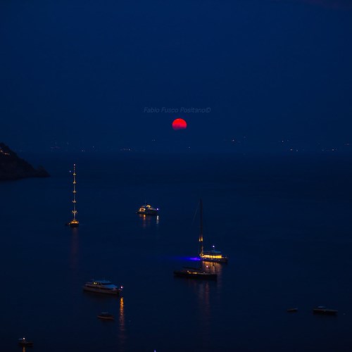 Lo spettacolo della "Superluna delle fragole" a Positano negli scatti di Fabio Fusco [FOTO] 