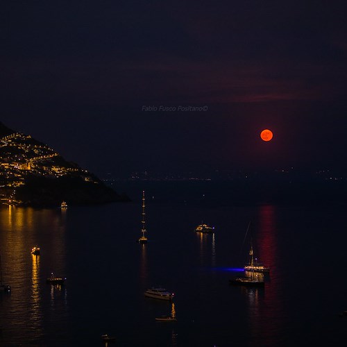 Lo spettacolo della "Superluna delle fragole" a Positano negli scatti di Fabio Fusco [FOTO] 