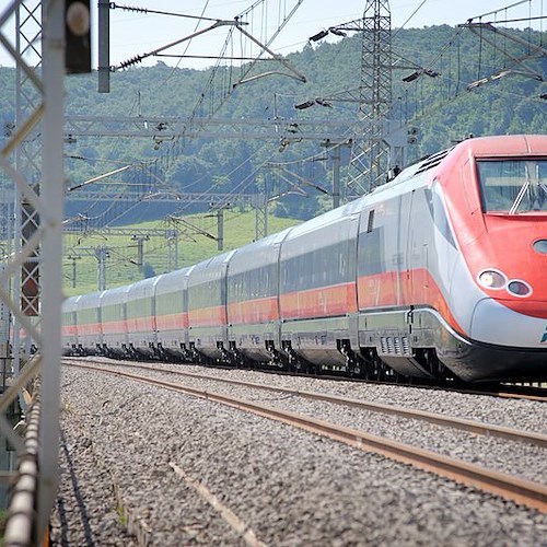 Lodi, blocca treno dell'alta velocità e lancia sassi su auto in transito sull'A1. Arrestato dalla polizia