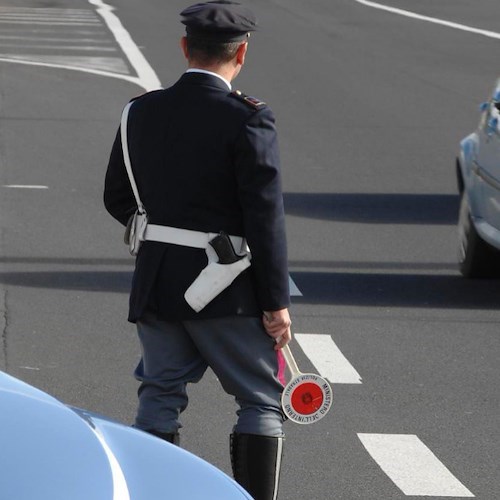 Lodi, blocca treno dell'alta velocità e lancia sassi su auto in transito sull'A1. Arrestato dalla polizia