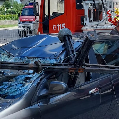Longare, forte vento stacca croce dal campanile che cade sull'auto del parroco