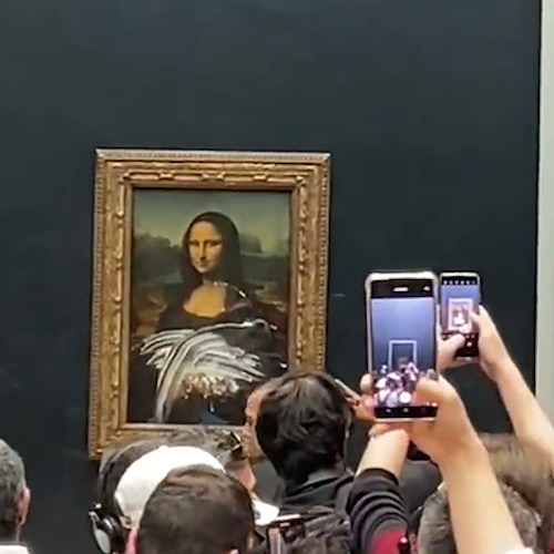 Louvre, lanciata torta contro la Gioconda: visitatori increduli 