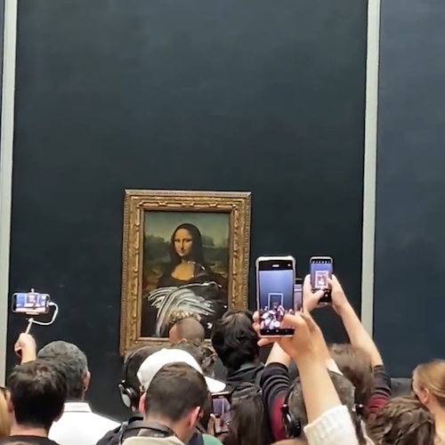 Louvre, lanciata torta contro la Gioconda: visitatori increduli 