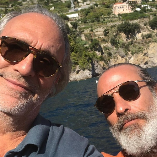 Luca Ward ritrova l'amico Raz Degan in Costa d'Amalfi, per i due attori selfie sul set del film Netflix 
