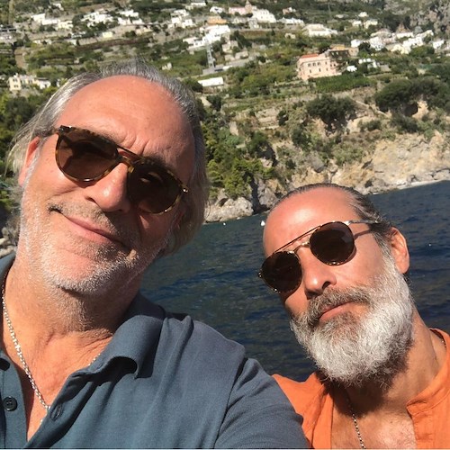 Luca Ward ritrova l'amico Raz Degan in Costa d'Amalfi, per i due attori selfie sul set del film Netflix 
