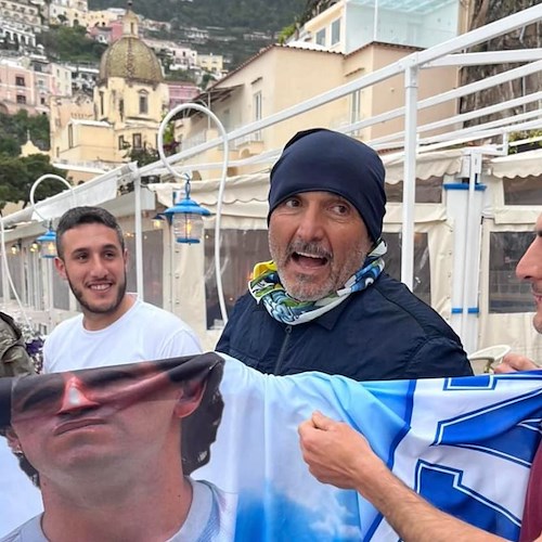 Luciano Spalletti in spiaggia a Positano incontra i tifosi del Napoli