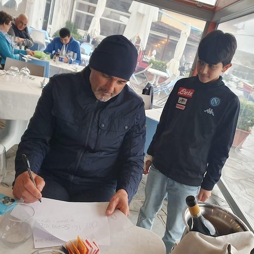 Luciano Spalletti in spiaggia a Positano incontra i tifosi del Napoli