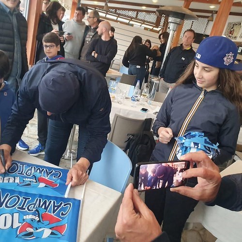 Luciano Spalletti in spiaggia a Positano incontra i tifosi del Napoli