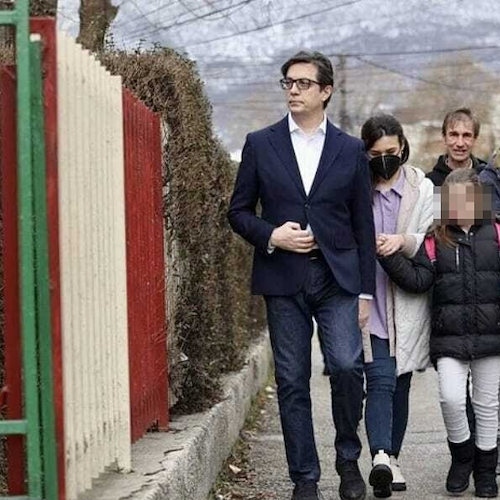 Macedonia, bimba con sindrome Down bullizzata: il presidente la accompagna a scuola