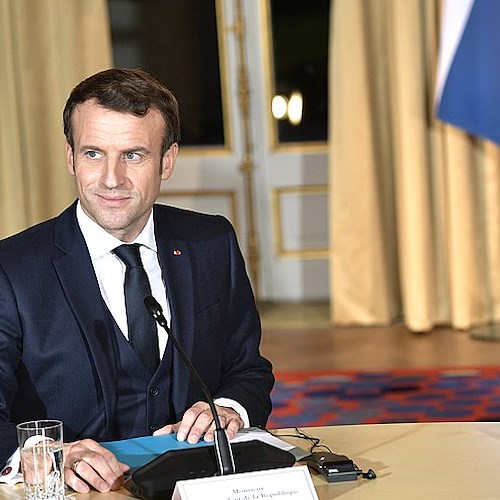 Macron avverte i francesi: "E' finita l'era dell'abbandonza"