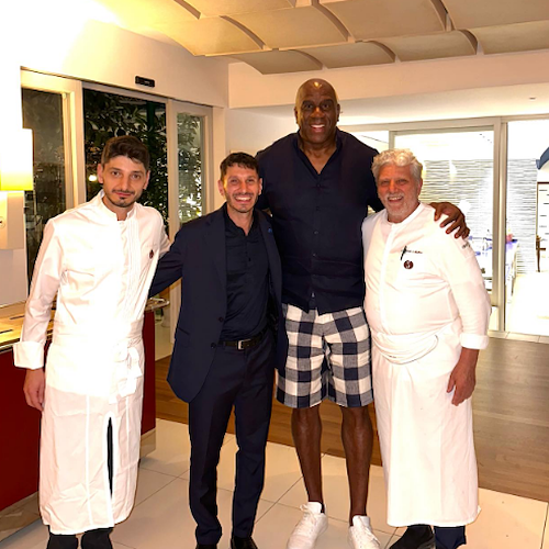 Magic Johnson innamorato di Positano: «Qui i limoni più grandi che abbia visto». Poi esperienza culinaria a Nerano 